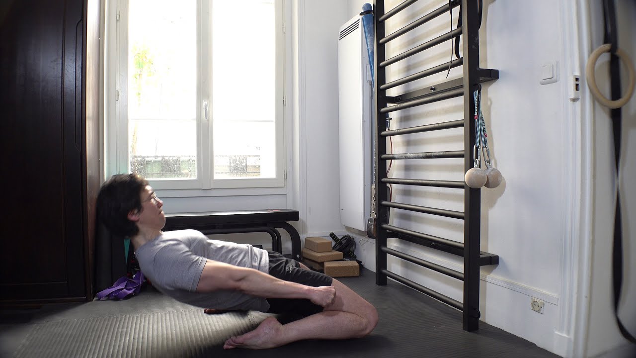 Apprenez le squat à genoux (reverse nordic curl) en combinant yoga et gymnastique