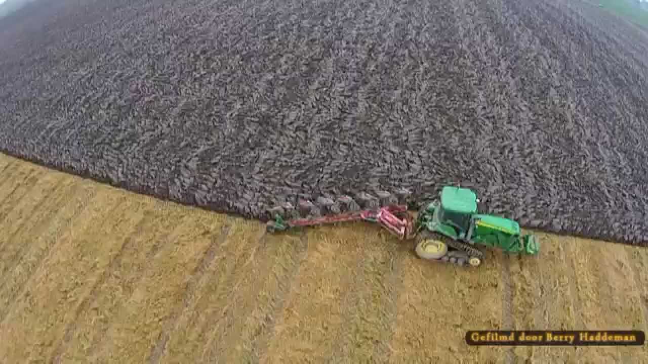 Ploughing with John Deere 8520T op rups | John Deere 8520T op rups - 7 schaar ploeg