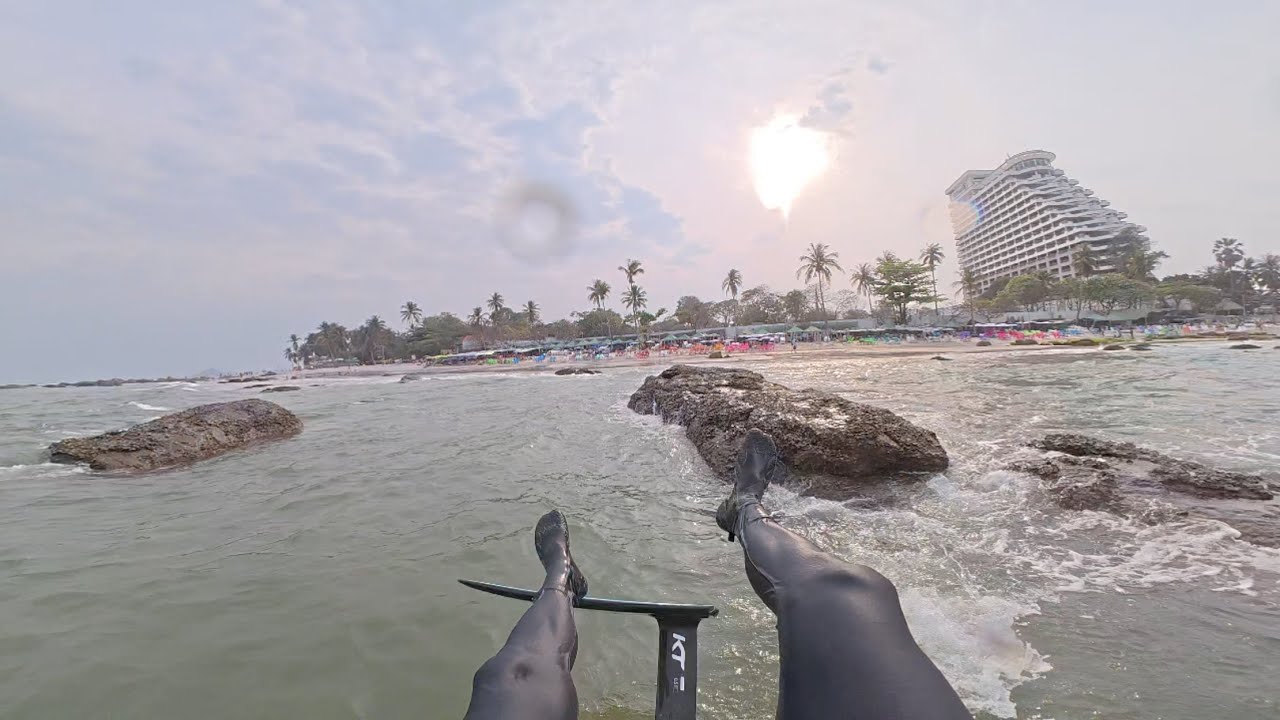 Pumpfoil: Rockstarting in to waves at Hua Hin, Thailand 
