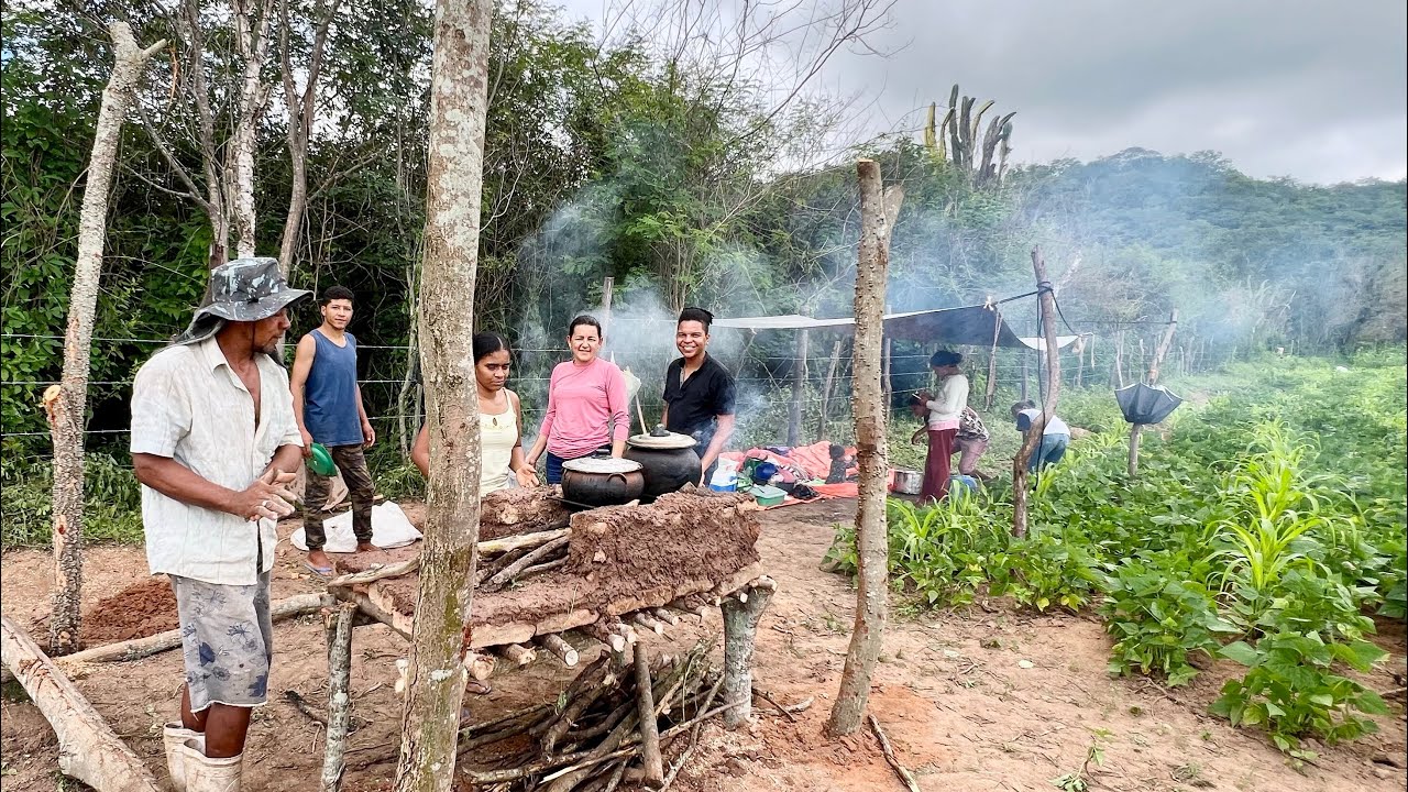 ALMOÇO NA ROÇA GALINHA CAIPIRA, FRALDINHA NO TACHO E CONSTRUINDO UM RANCHO