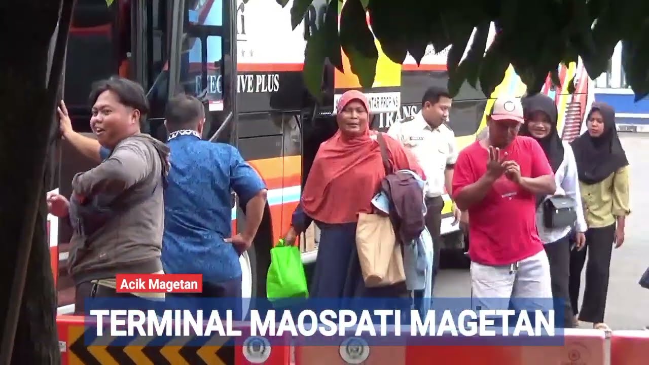 Ramai Penumpang Bus Rosalia Indah Terminal Maospati Magetan