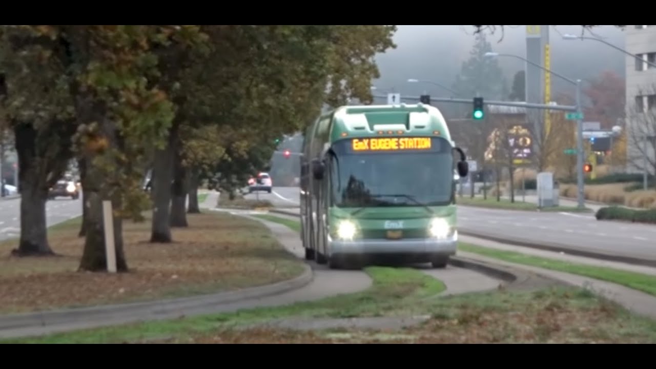 Bus thinks its a LightRail!! Bus Rapid Transit in Eugene, Oregon, USA 2018