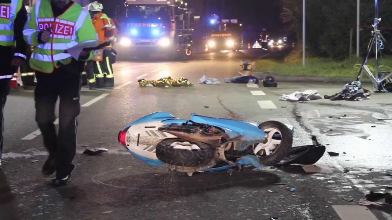 Frontalcrash mit Roller 2 Schwerverletzte -- Mundelsheim [ Feuerwehr in Einsatz | Tr&uuml;mmerfeld ]
