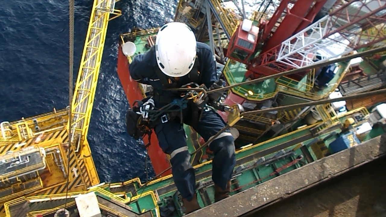 Проверка момента затяжки болтов деррика с помощью канатного доступа