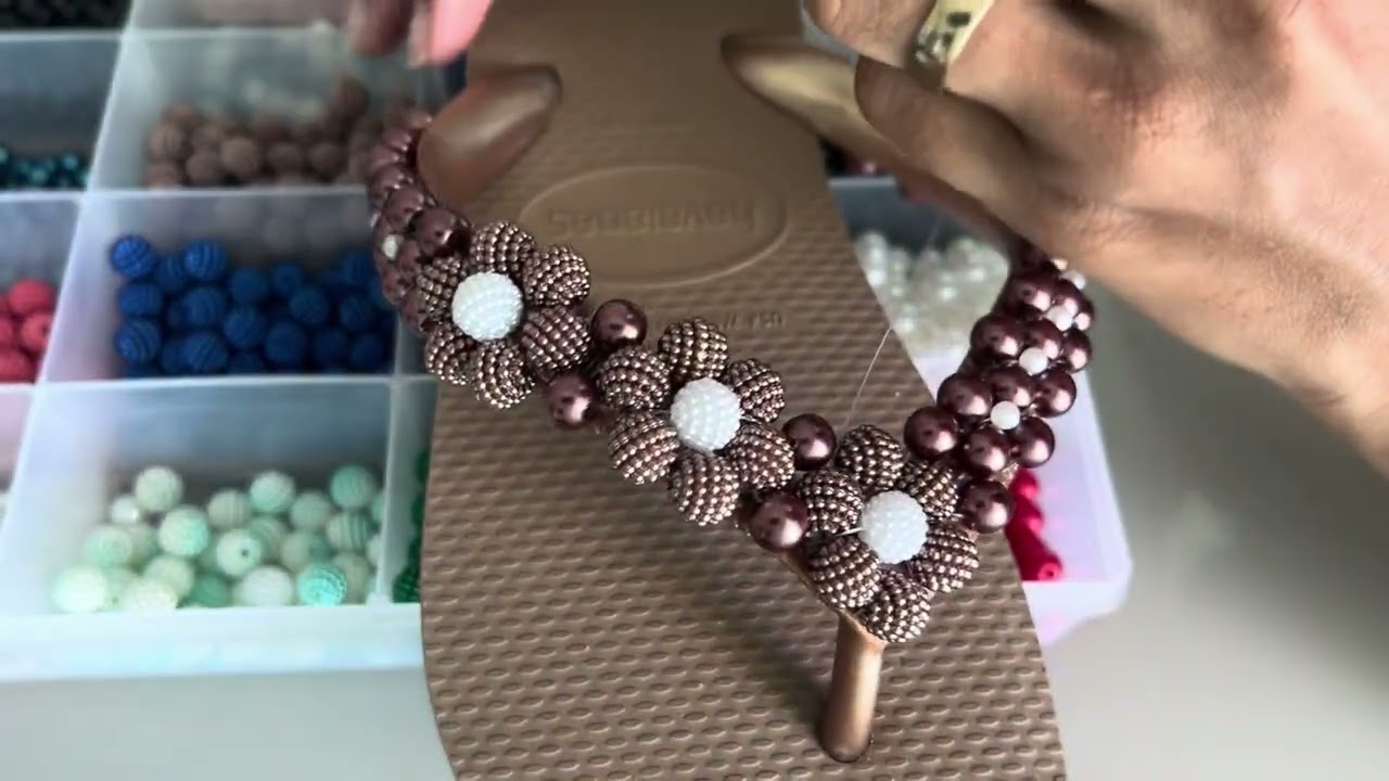 Materiais para customizar chinelos passo a passo, como fazer fazer o Miolinho dessa flor. 