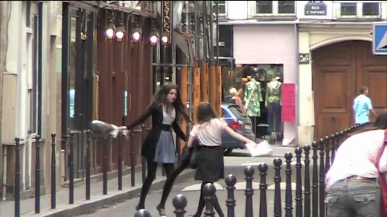 Duel gracieux entre jeunes filles