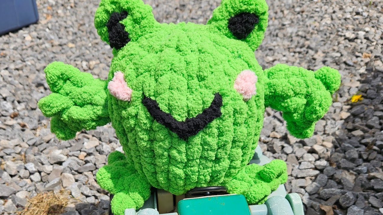 FREE Fingerknit Frumpy Frog Tutorial by @thefrumpywitch