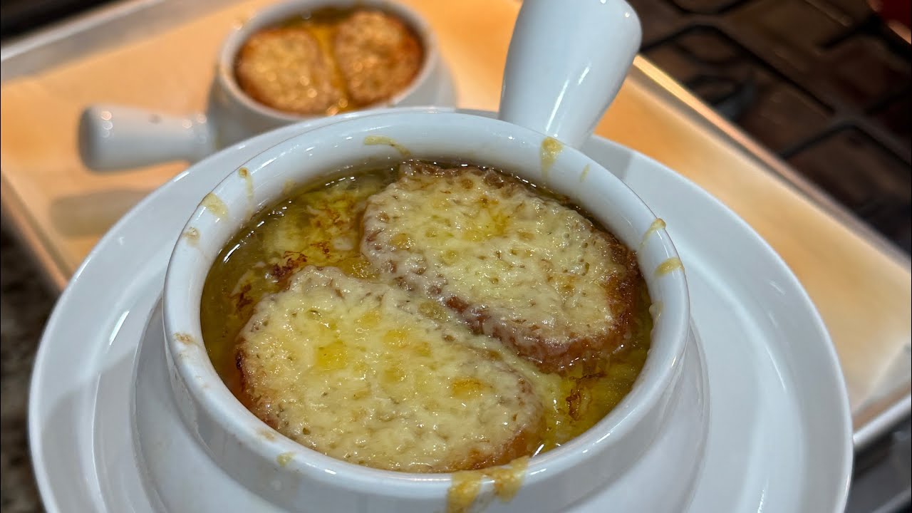 Homemade French onion soup 🧅🫕#frenchonionsoup #instafood #homecooking #fyp 