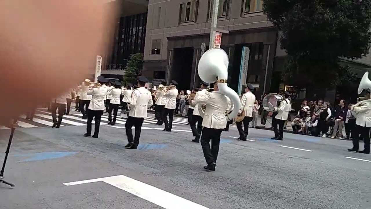 日本橋•京橋まつり　大江戸活粋パレード　2024年  令和6年10月27日(日)　オープニングパレード　警視庁交通部：白バイ隊、高速パトロールカー、警視庁音楽隊;MEC警視庁カラーガード、警視庁鼓隊
