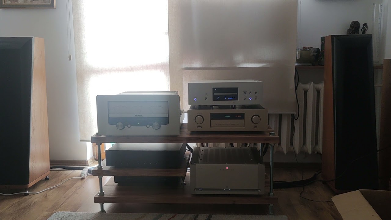 Thiel CS 2.4, Audio Research GS 150, Accuphase C290, Esoteric X01d2, Tellurium  Q Silver  Diamond,