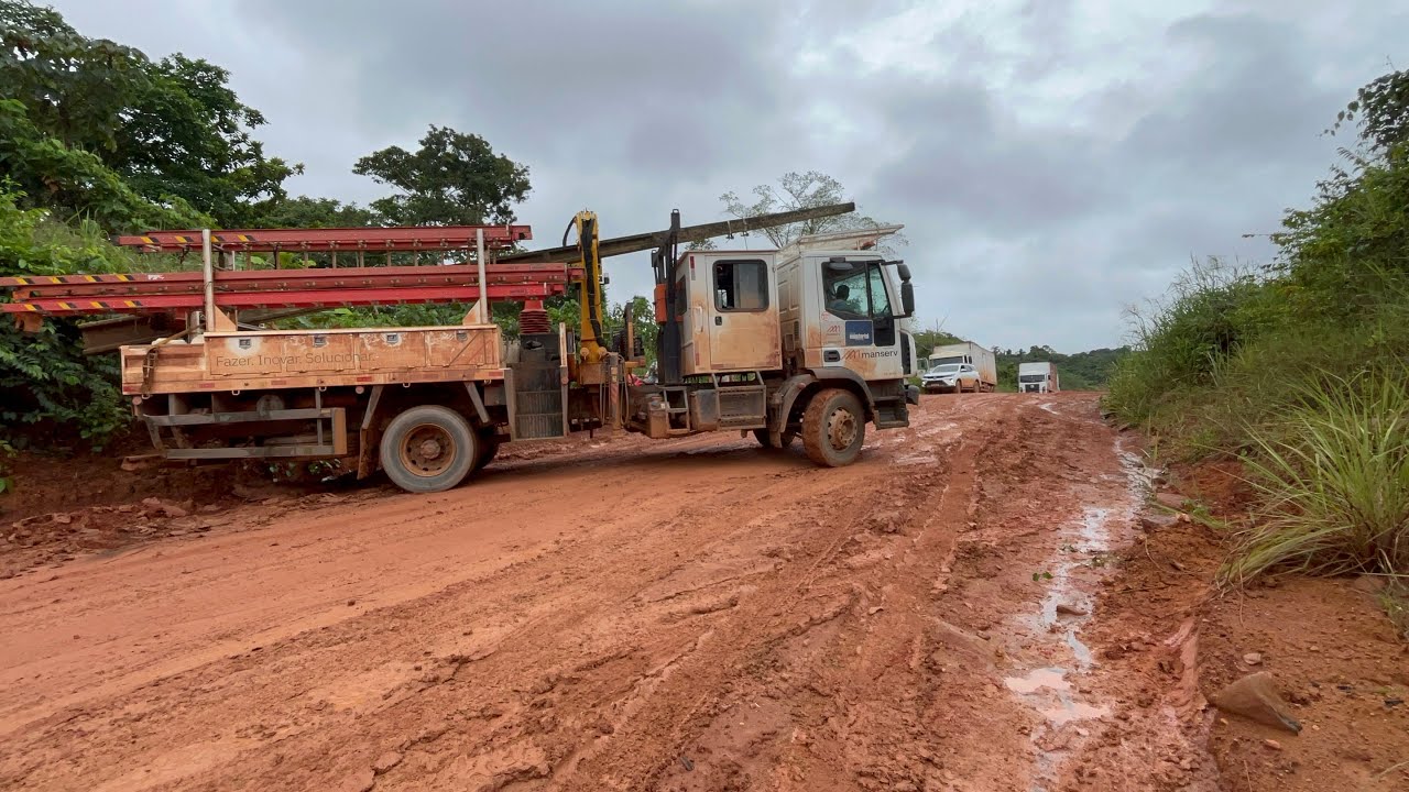 Caminhão enfrentando o desafio do atoleiro na transamazônica 