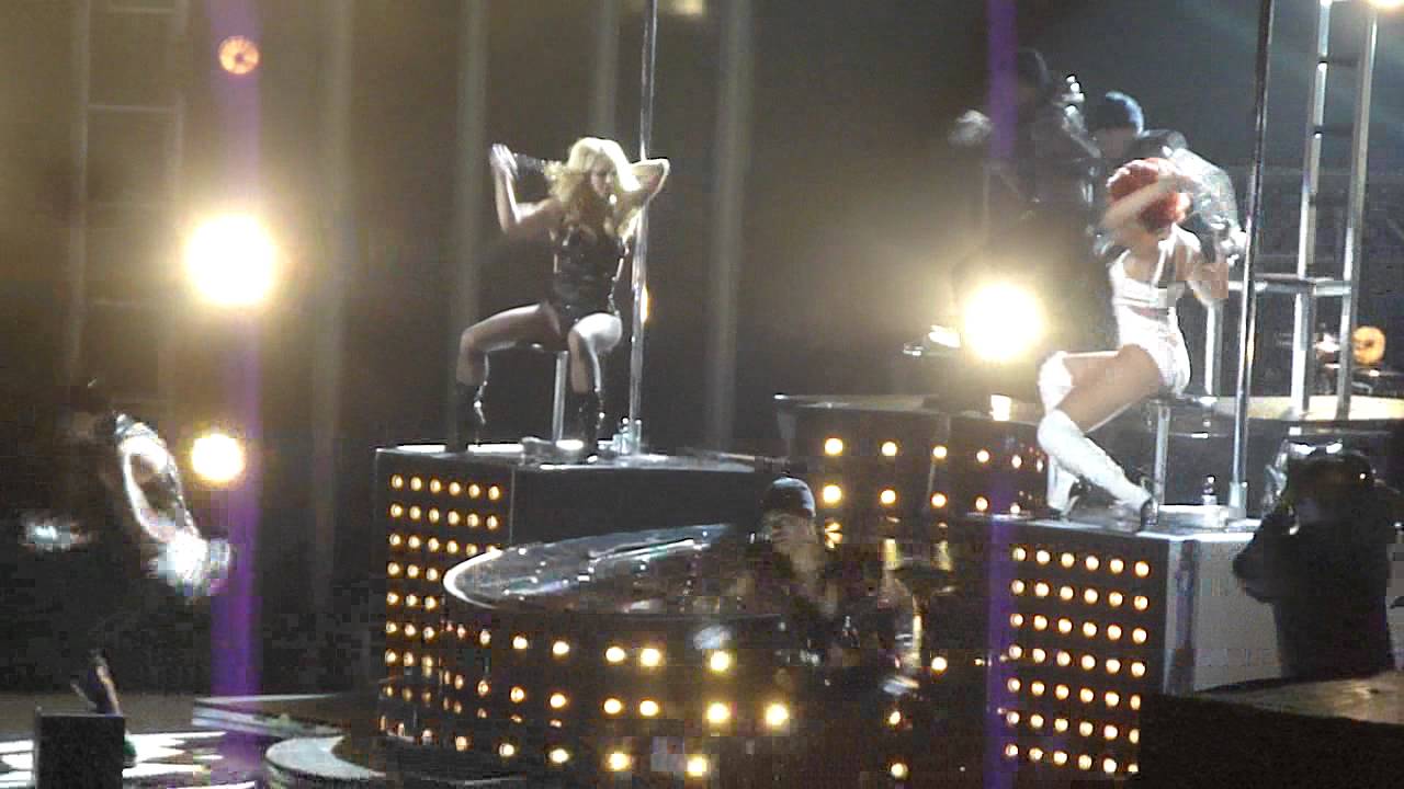 Rihanna (featuring Britney Spears) - S&M - Live at the Billboard Music Awards 5.22.11