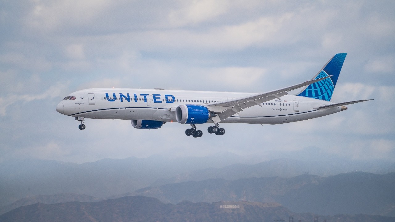 [4K] 8 MINUTES OF ACTION on a BUSY MORNING at LAX