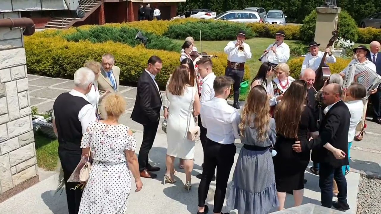 po zakończonej jubileuszowej Eucharystii (gra Zespół Jurkowianie)