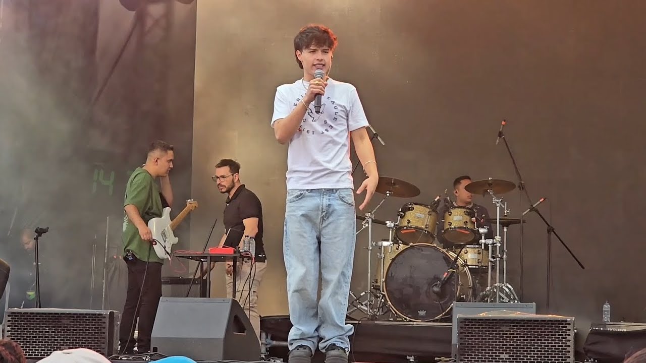 Juanse Laverde en concierto en vivo apoyando la caminata de la solidaridad 2024 Parque Simon bolívar