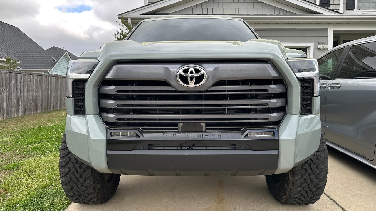 Экологичная решетка радиатора Tundra Grille с рисунком «усы»: установка в цвет кузова!
