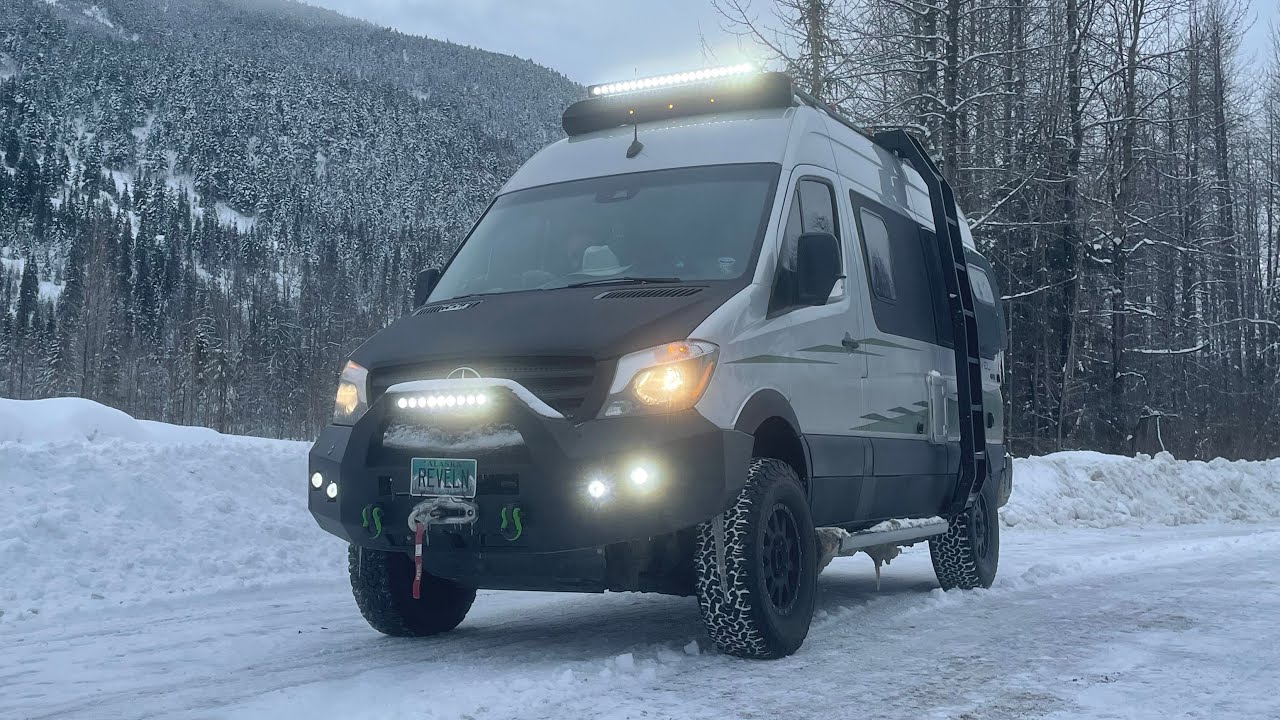 Идеальный приключенческий фургон Виннебаго Ревель 4X4 Ван Тур
