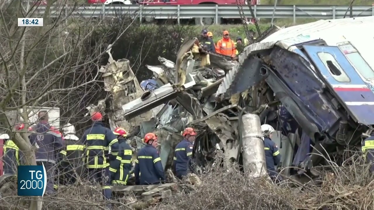 Incidente ferroviario in Grecia, salgono i morti. Capostazione ammette l' errore