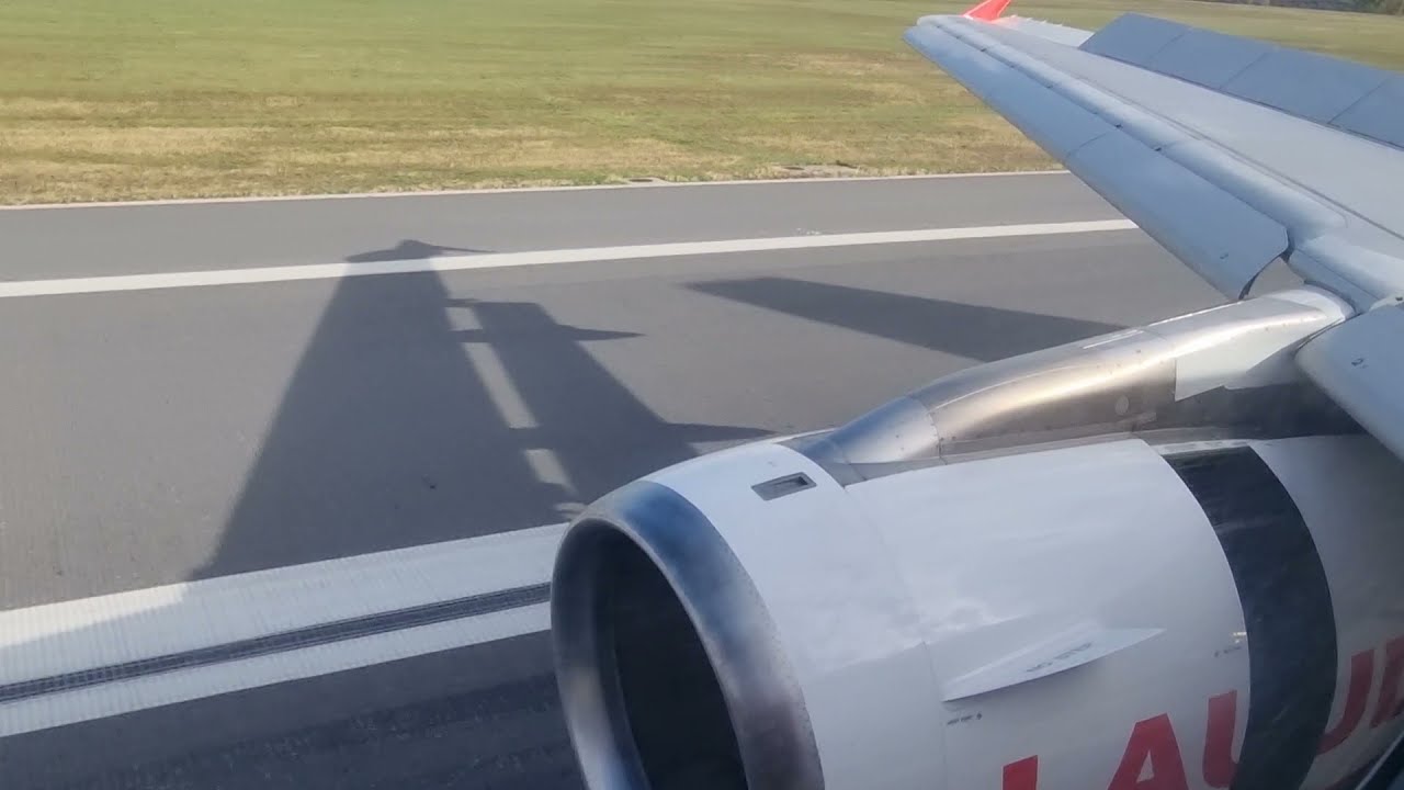 Approach, landing and full taxi at VIE Vienna Schwechat Airport onboard Lauda A320 / landung in Wien