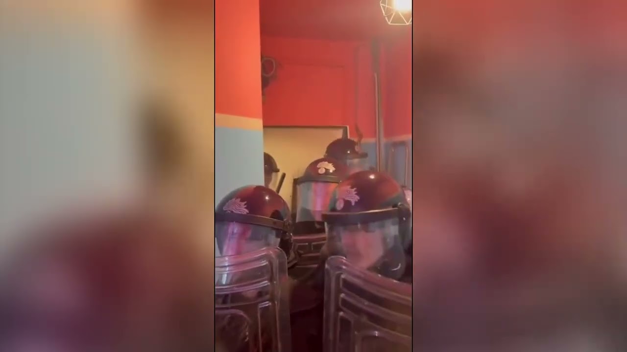Il video degli scontri durante lo sfratto a Bologna: tafferugli tra attivisti e forze dell'ordine