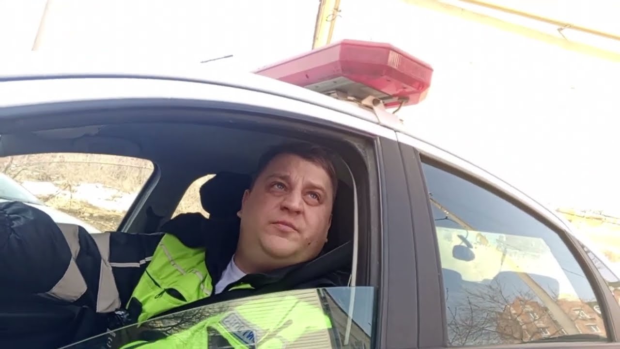 Водитель перегородил дорогу, приехавший сотрудник ДПС в итоге сбежал. #police #полиция #ГИБДД58