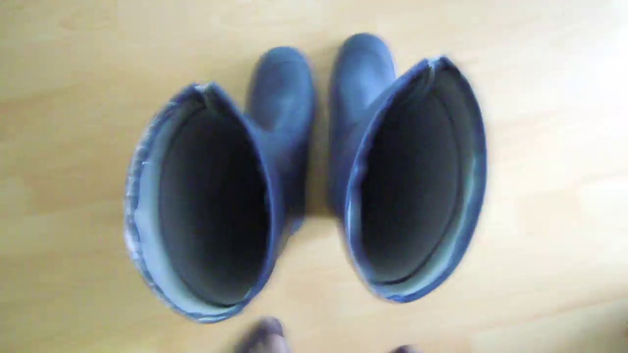 blue welly torture - blaue Gummistiefel Folter