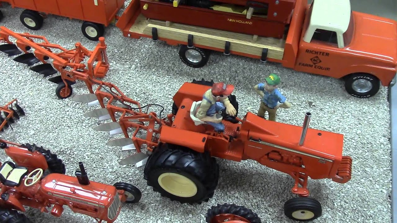 2013 National Farm Toy Show Display Contest 1/16 Scale Winner Mike Richter