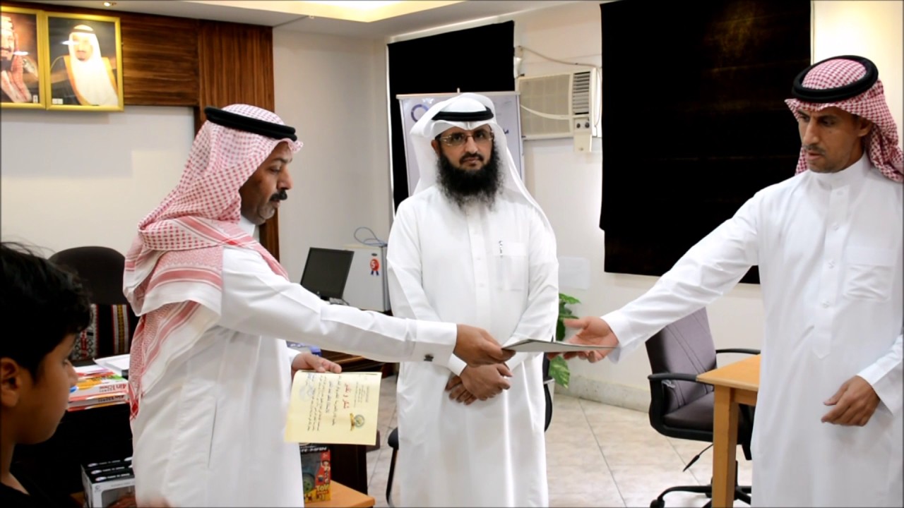 تكريم الطلاب المشاركين بمشروع تحدي القراءة العربي القائد التربوي ومشرف الإدارة المدرسية