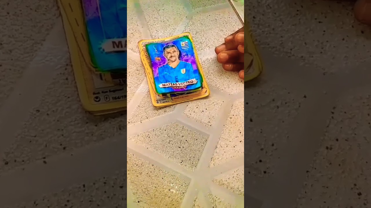 Virando figurinhas da copa misturado com cards pok&eacute;mon