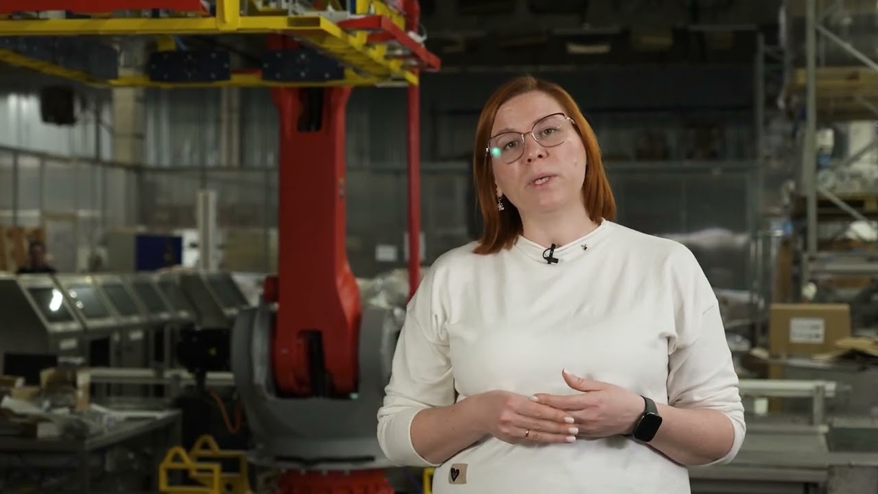 Робот укладывает короба с метизами на паллету