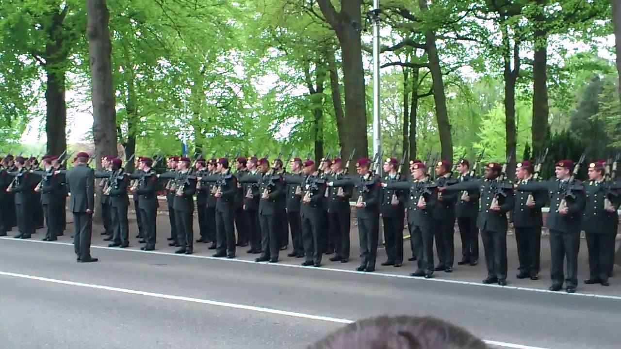 Arrivatie erewacht op Militair Ereveld de Grebbeberg Dodenherdenking 2012.mp4