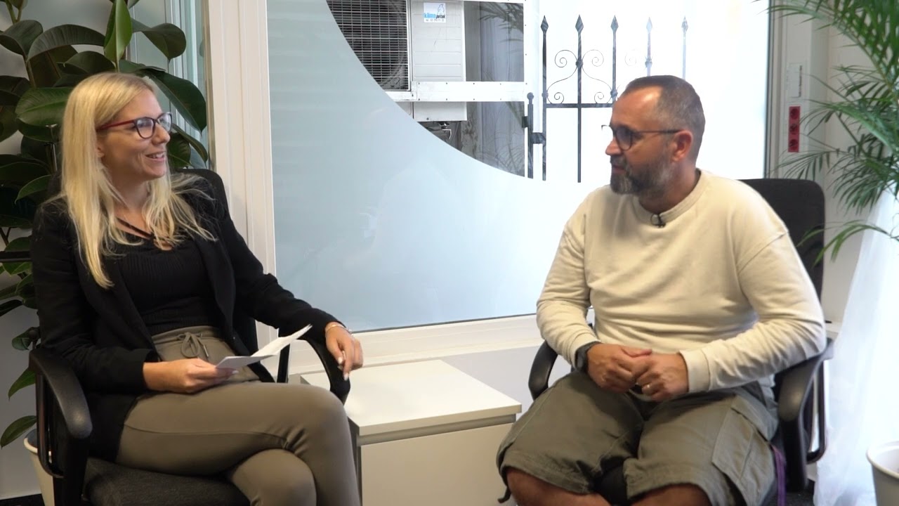 Tik pred uradnim začetkom programa na Totem Radiu intervju z urednikom Dejanom Vedlinom.