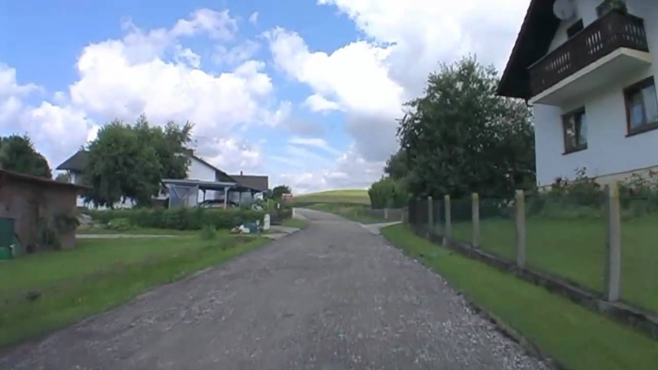 Kamerafahrt durch Eholfing in Niederbayern.
