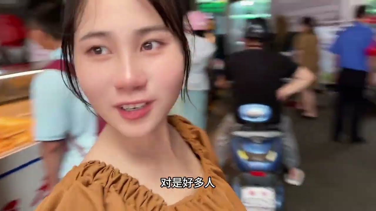 前两天老挝媳妇自己煮鸡吃成功把自己吃吐了，今天端午节又想自己煮鱼吃，今天会不会吃吐呢#老挝媳妇 #记录真实生活 #日常vlog #端午节 #千万生活dou来拍