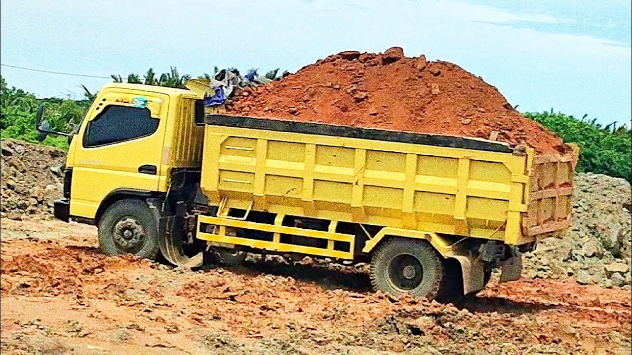 Truk Jomplang, Mobil Truk Mitsubishi Canter Bongkar Muatan Tanah Timbunan Proyek Baru