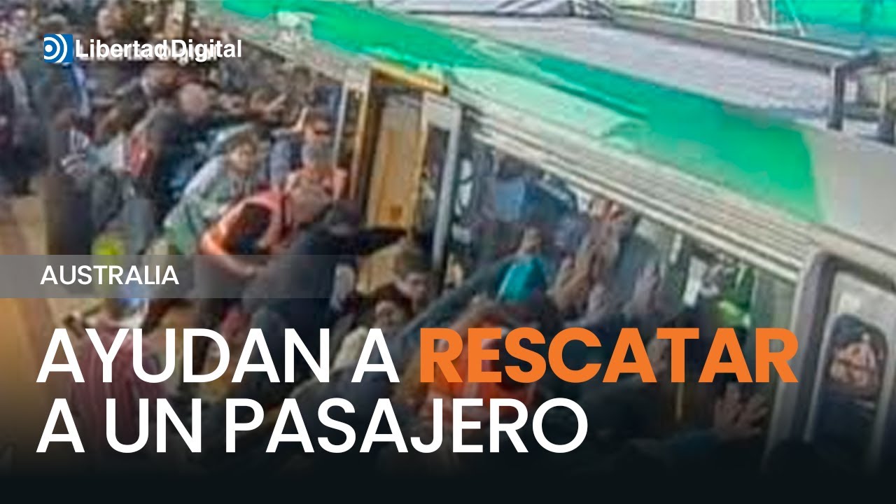 Decenas de personas empujan un tren para liberar a un pasajero atrapado