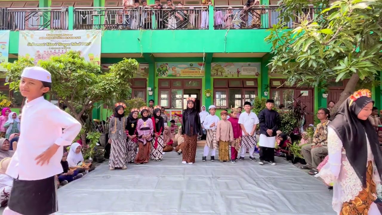 Fashion show Peringatan Hari Kartini MI Miftahur Rahman Tahun 2025.