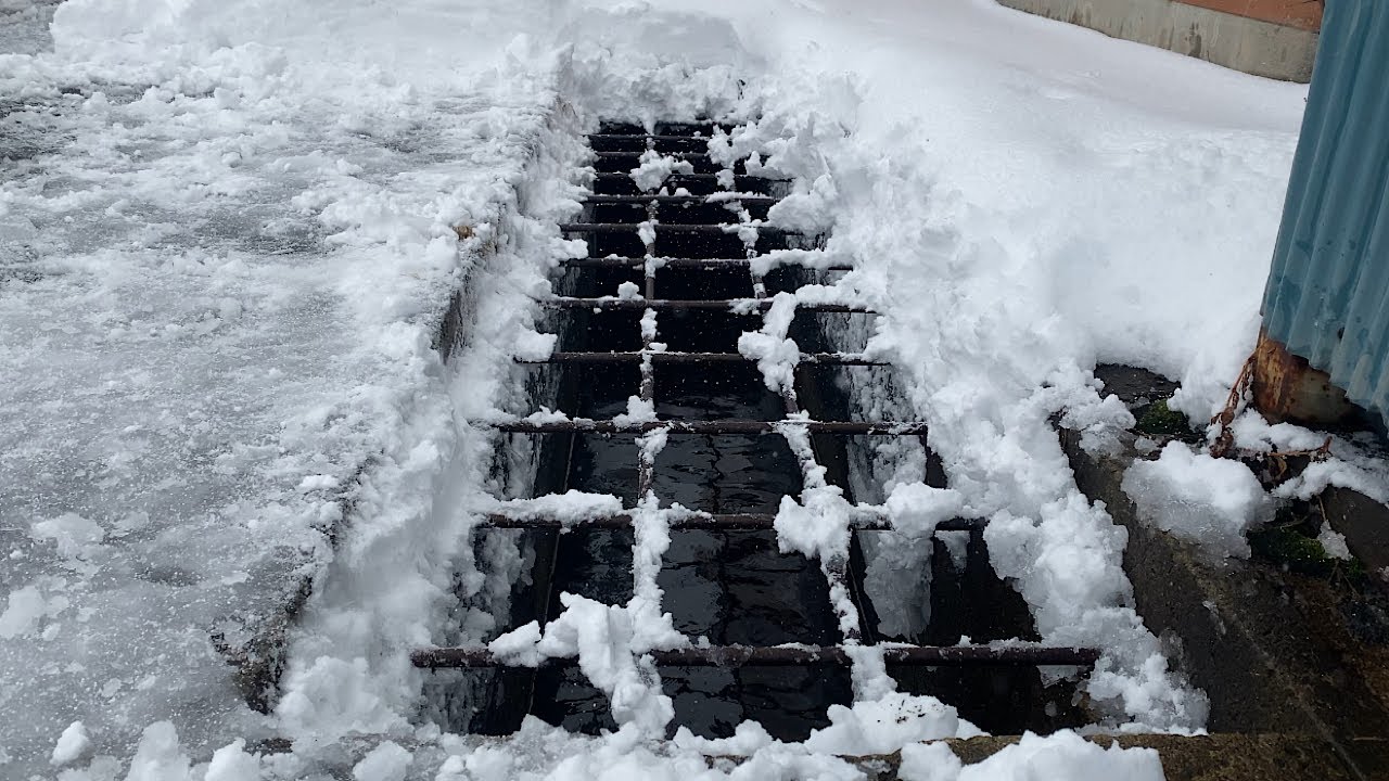 ここに雪をぶん投げる動画　#流雪溝　#除雪 