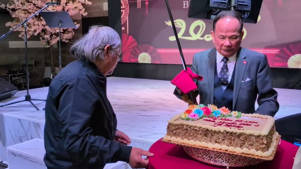 CẮT BÁNH KỶ NIỆM 55 NĂM 