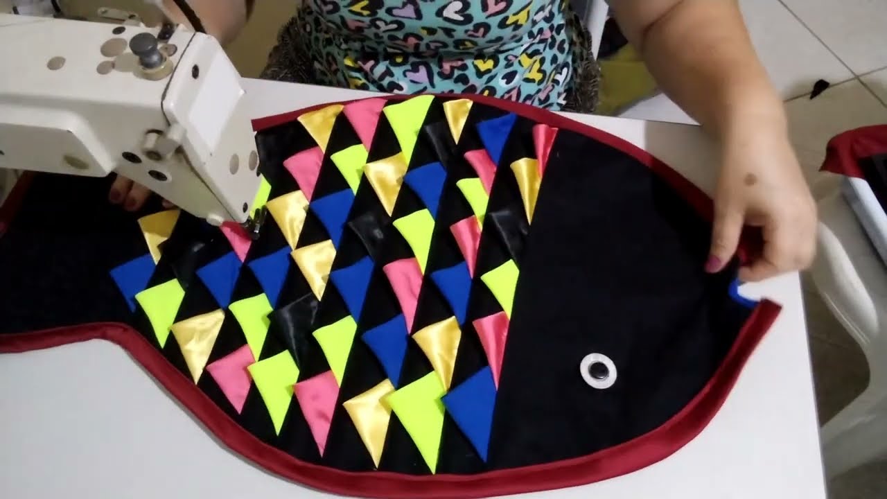 Olha esse tapetinho de peixinho!biquinhos coloridos!!