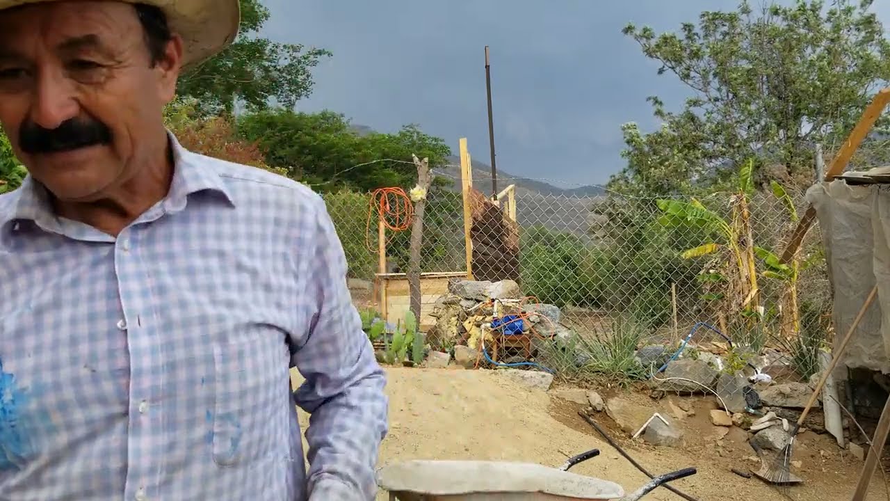 el cielo se puso negro con muchos Rayos truenos y Relampagos  i lluvias aquí en mi Ranchito
