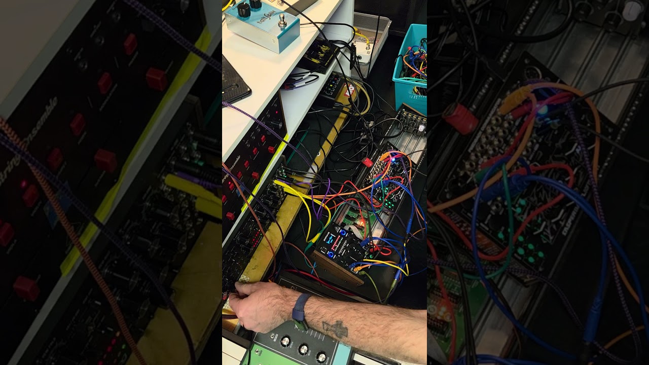 My very first session with a Eurorack Skiff #noisemusic #synthesizer #powernoise #infn8loop 