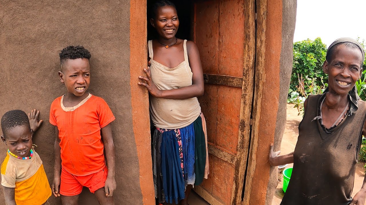 Жители африканской деревни впервые видят белых людей