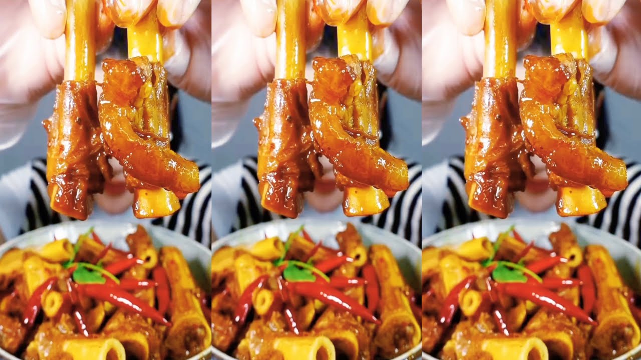 Eat steamed goat's feet with sweet and sour sauce, very delicious