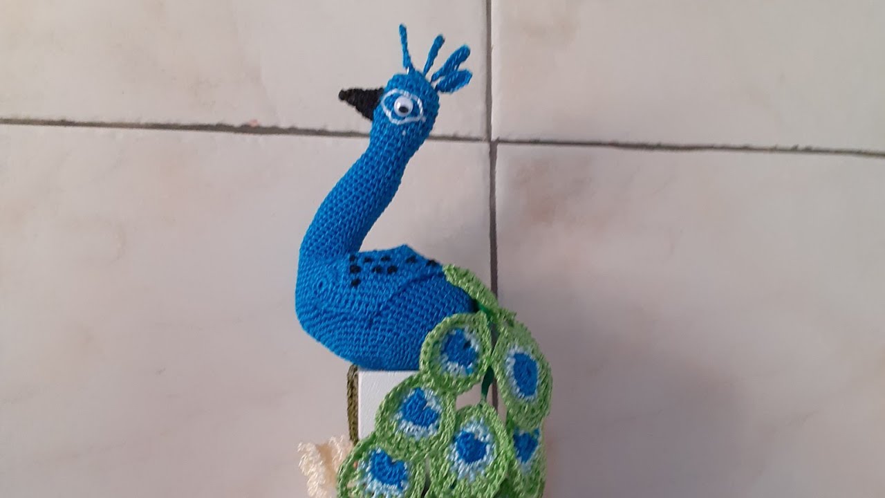 pavão azul real  de crochê parte (3)