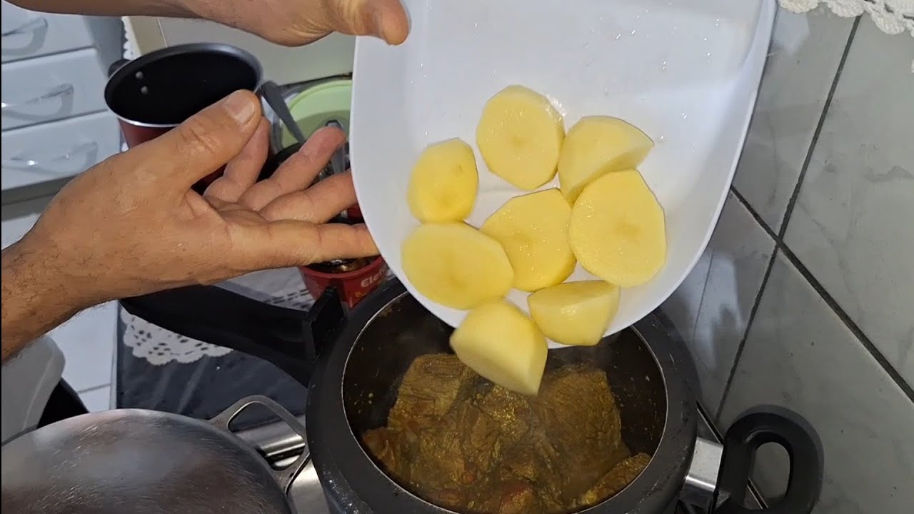 NO ALMOÇO DE HOJE, ENSINEI COMO PREPARAR CARNE DE PANELA AO MOLHO