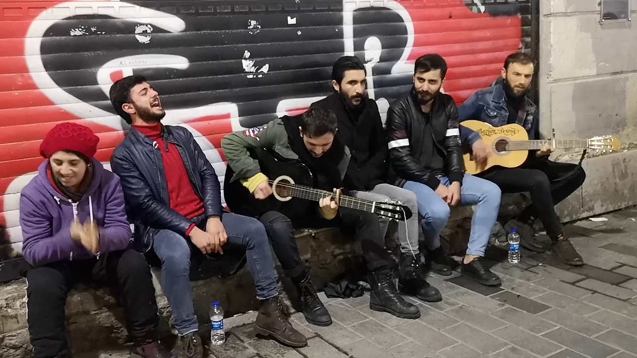 istiklal caddesi kürtçe sokak sanatçıları. Recep göker, Veysel Badak, Nurullah Demirci. HD