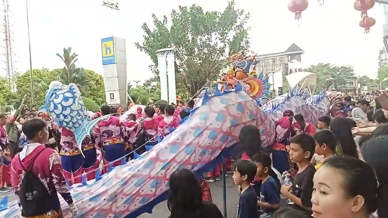 Atraksi naga sinar cemerlang cap go meh di Ayani Mega mall Pontianak 
