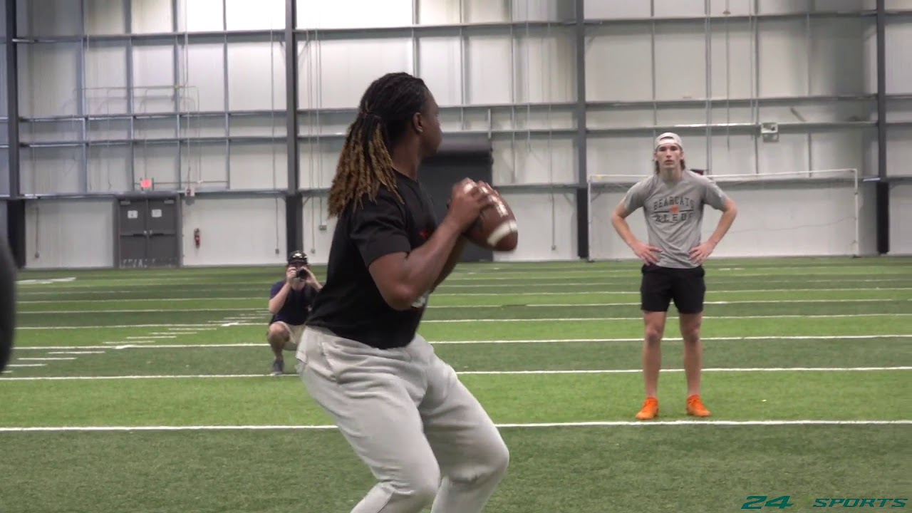 Texas 2022 commit Maalik Murphy throwing session while on visit in Austin, Texas