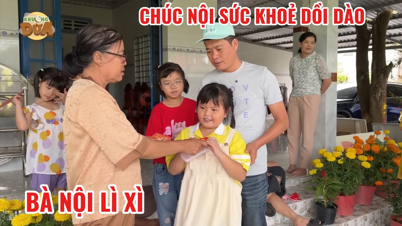 Gia đình Khương Dừa sum vầy xếp hàng nhận lì xì của ông bà nội